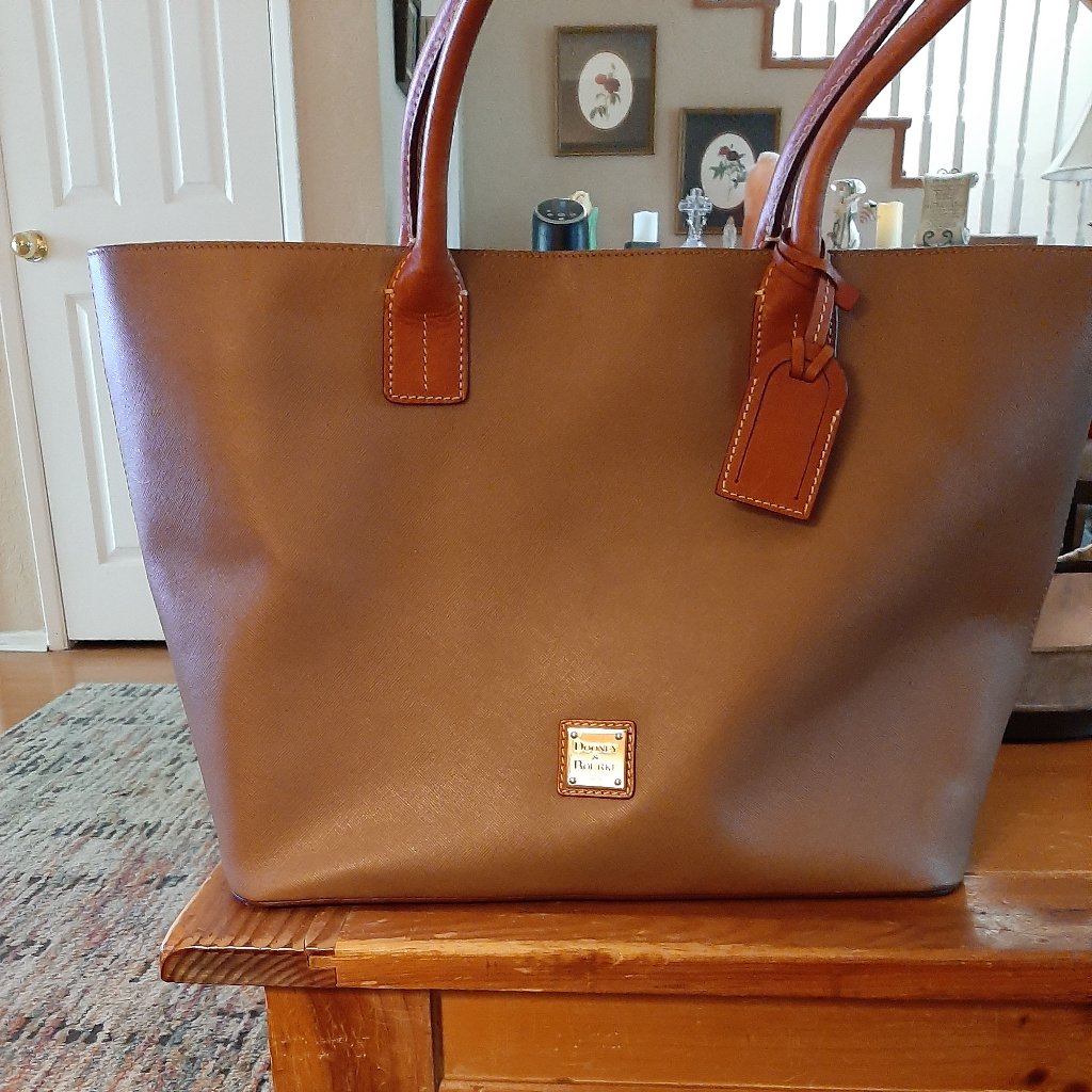 New Dooney And Bourke Medium Saffiano Leather Russel Tote